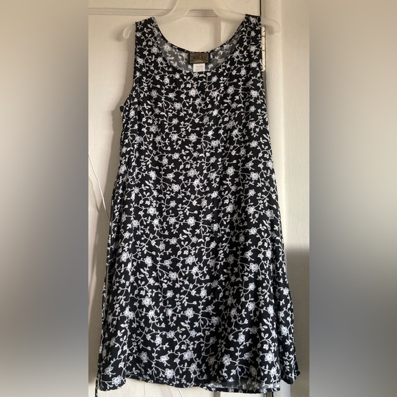 Chic Black and White Floral Midi Dress - Picture 1 of 4